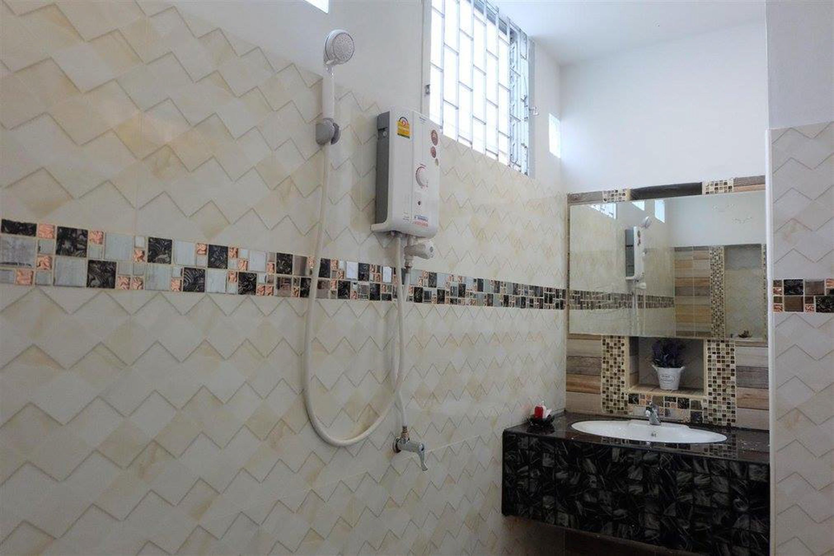 deluxe room | bathroom | shower, towels