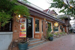 Daily continental breakfast for a fee - Aiyara House (Ayutthaya)