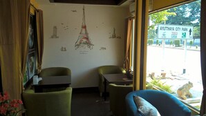 朝食、ランチ、ディナーに営業
