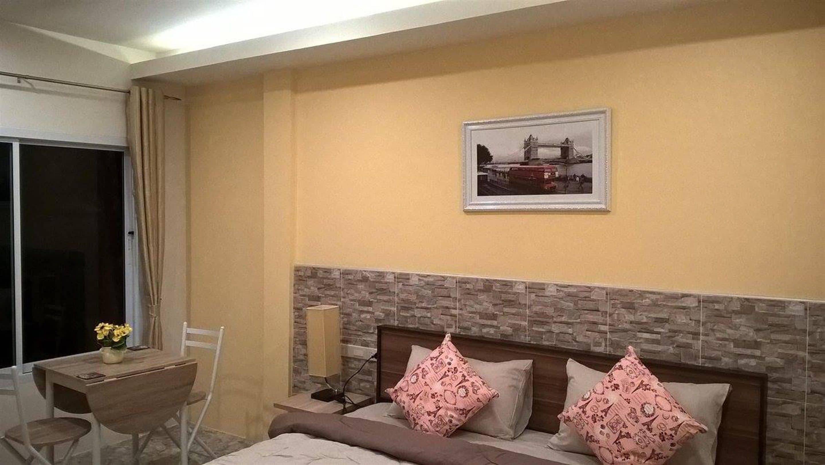 deluxe room | desk, free wifi