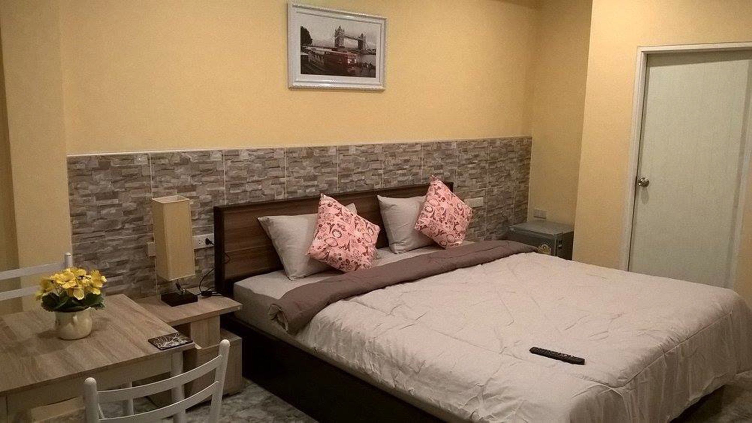 deluxe room | desk, free wifi