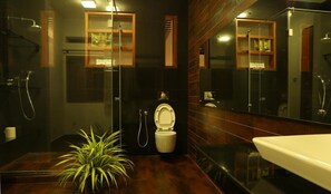 Presidential Suite, Multiple Beds | Bathroom amenities | Shower, free toiletries, towels - Capital Villa (Battaramulla)