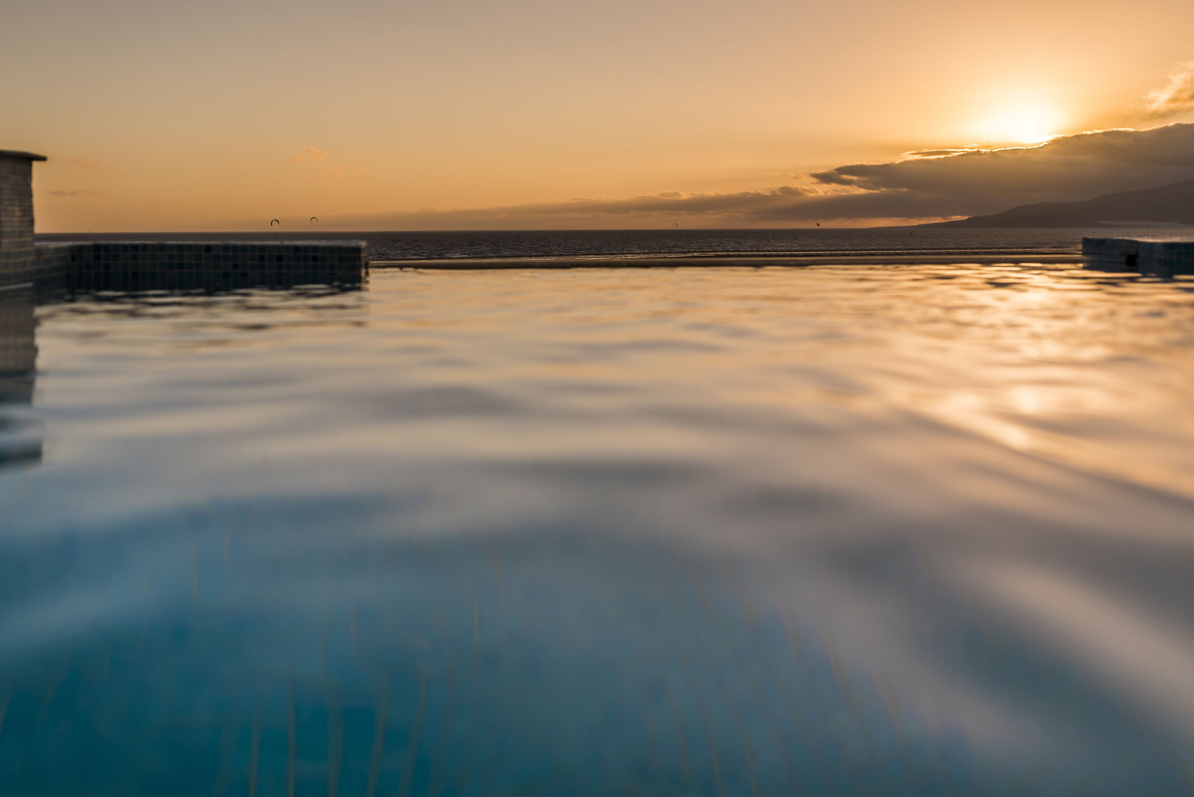 Indendørs pool, sæsonbestemt udendørs pool, liggestole