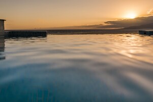 Una piscina cubierta, una piscina al aire libre de temporada, tumbonas