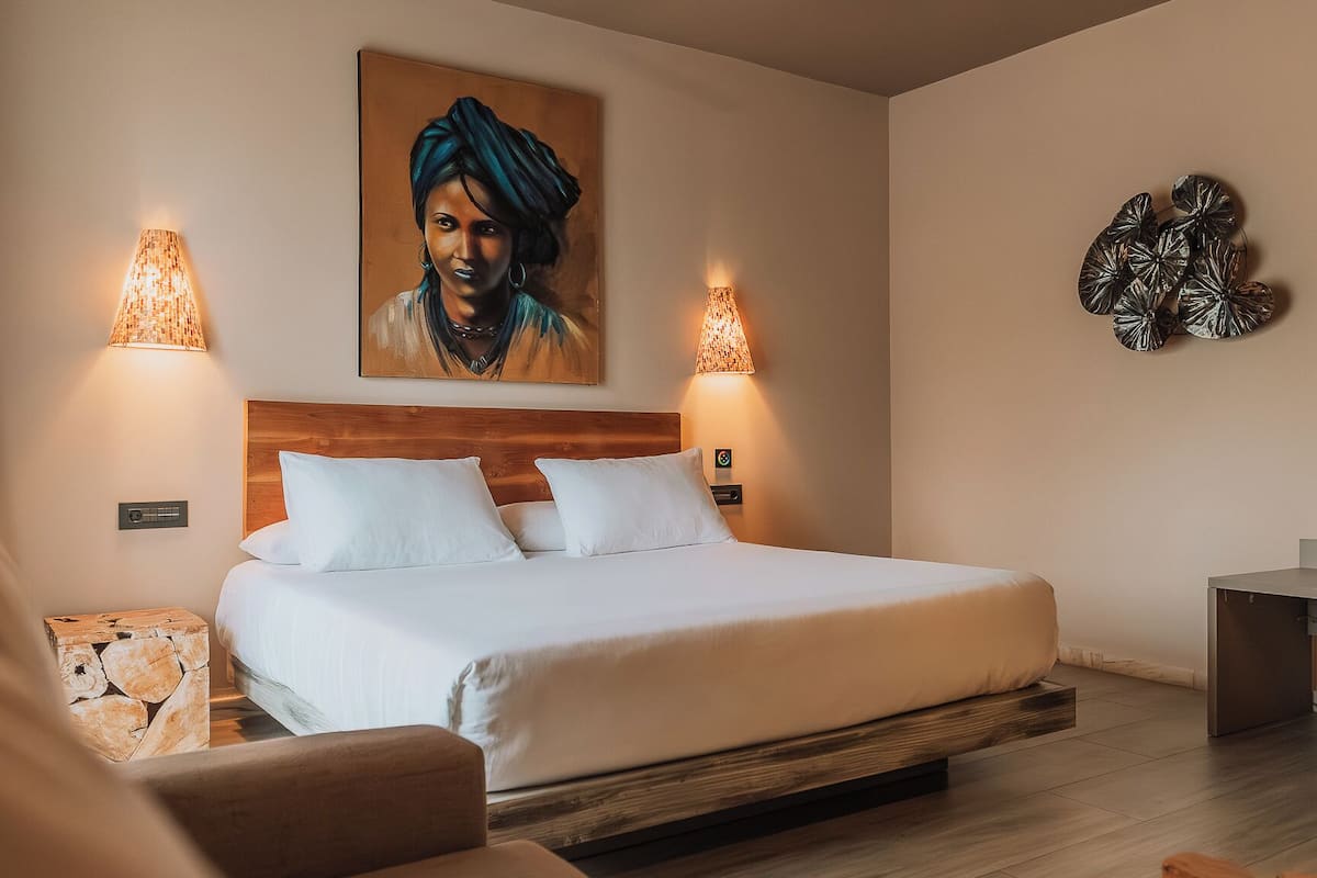Standard Room | Minibar, in-room safe, desk, laptop workspace