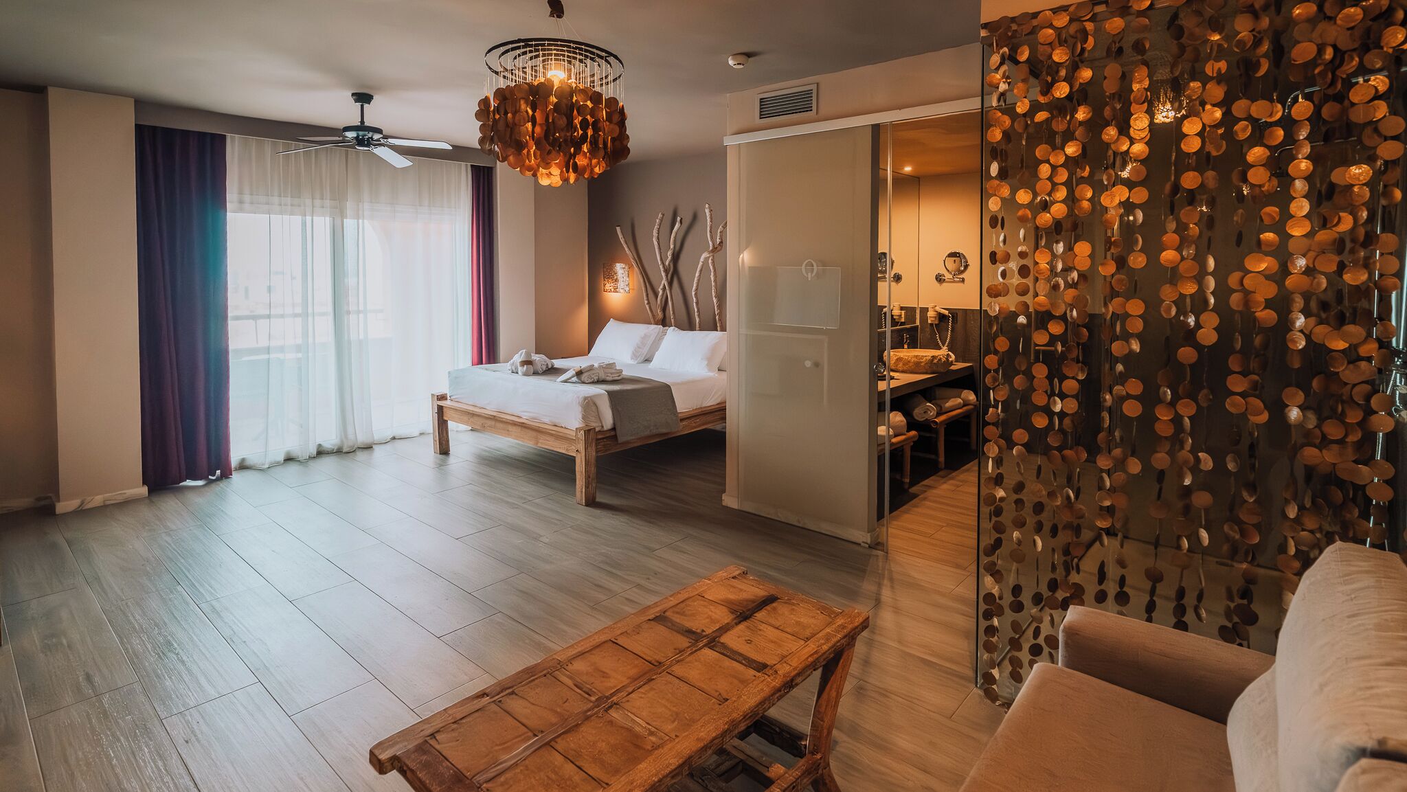 Suíte júnior, terraço, vista para o mar | Frigobar, cofres nos quartos, escrivaninha