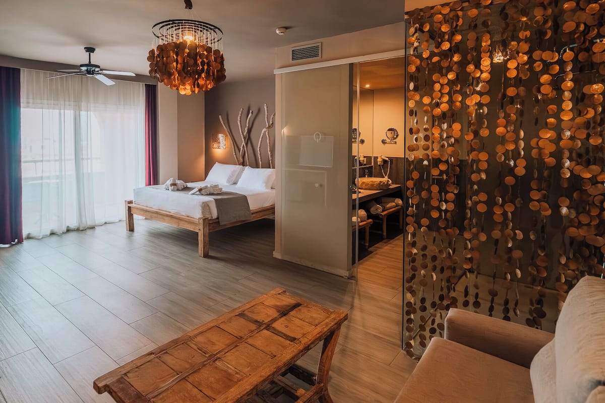 Suíte júnior, terraço, vista para o mar | Frigobar, cofres nos quartos, escrivaninha