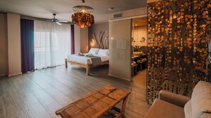 Suite – junior, terrasse, sjøutsikt | Minibar, safe på rommet, skrivebord og skrivebord for bærbar PC