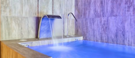Inomhuspool, en säsongsöppen utomhuspool och solstolar