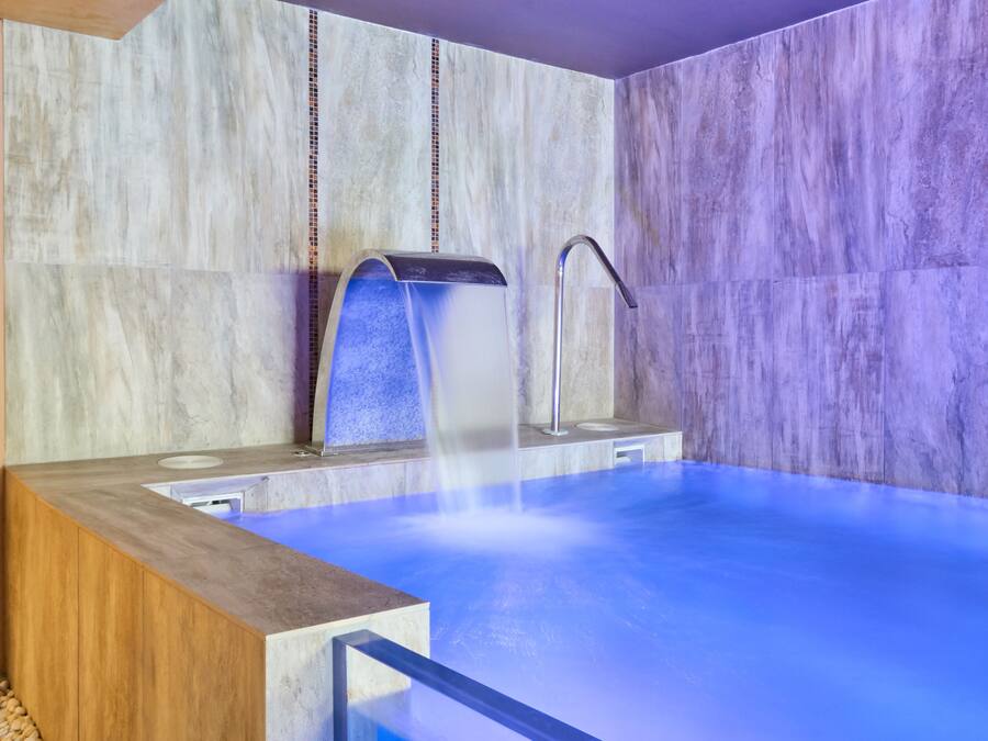 Een binnenzwembad, een seizoensgebonden buitenzwembad