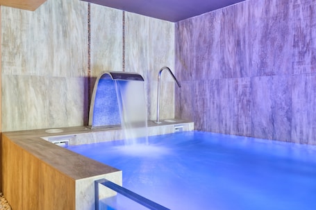Una piscina techada, una piscina al aire libre de temporada