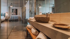 Rom – premium, terrasse, sjøutsikt | Bad | Dusj, toalettartikler (inkludert), hårføner og håndklær