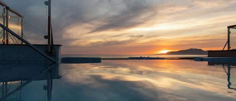 2 restaurants, breakfast served