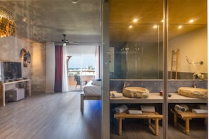 Junior Room, 1 Double Bed, Ocean View | Minibar, in-room safe, desk, laptop workspace