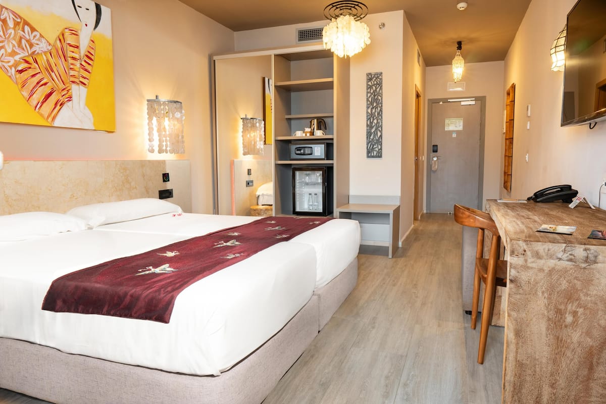 标准房 | 迷你吧、客房内保险箱、办公桌、笔记本电脑工作区