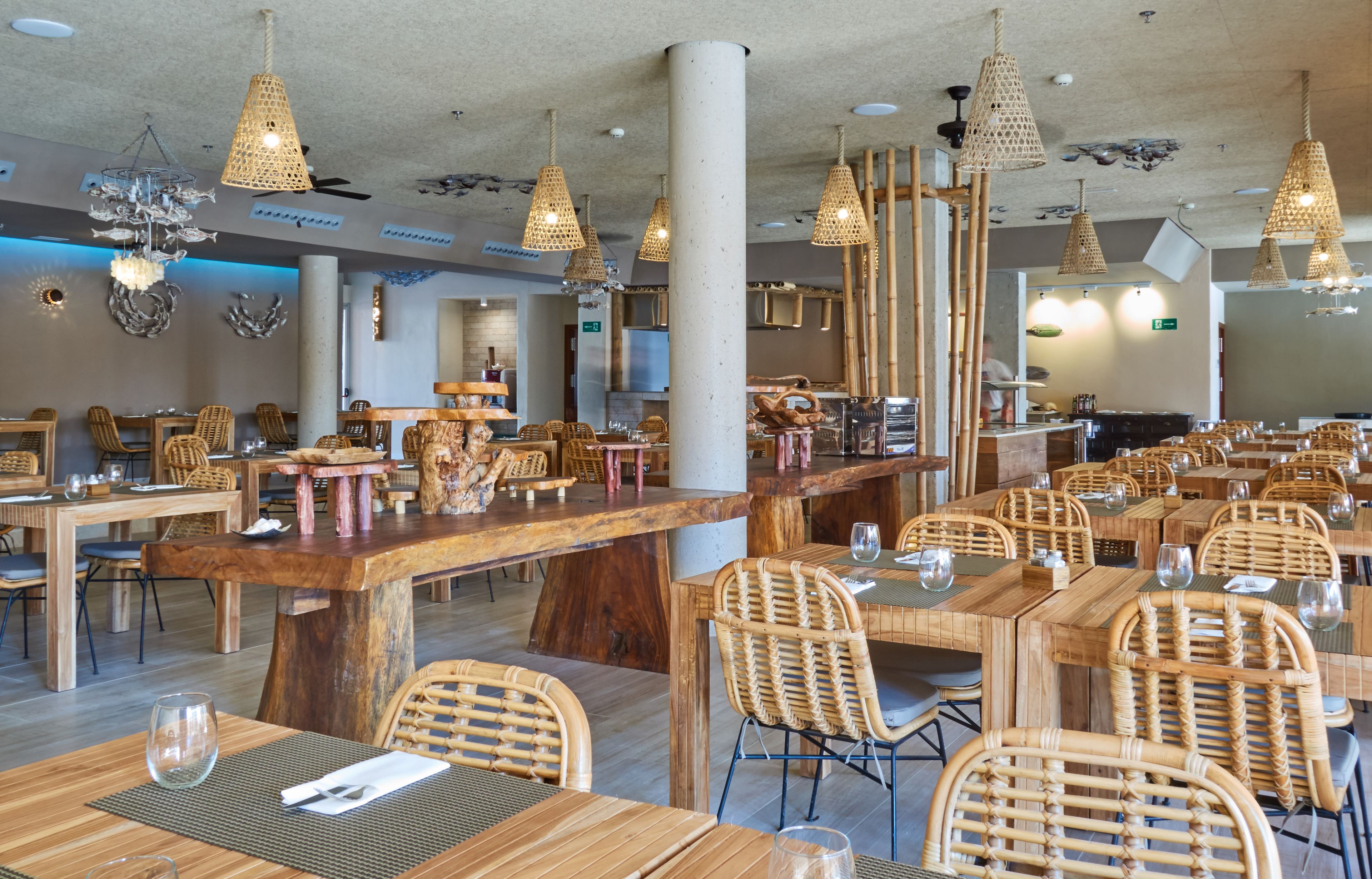 2 restaurants, breakfast served