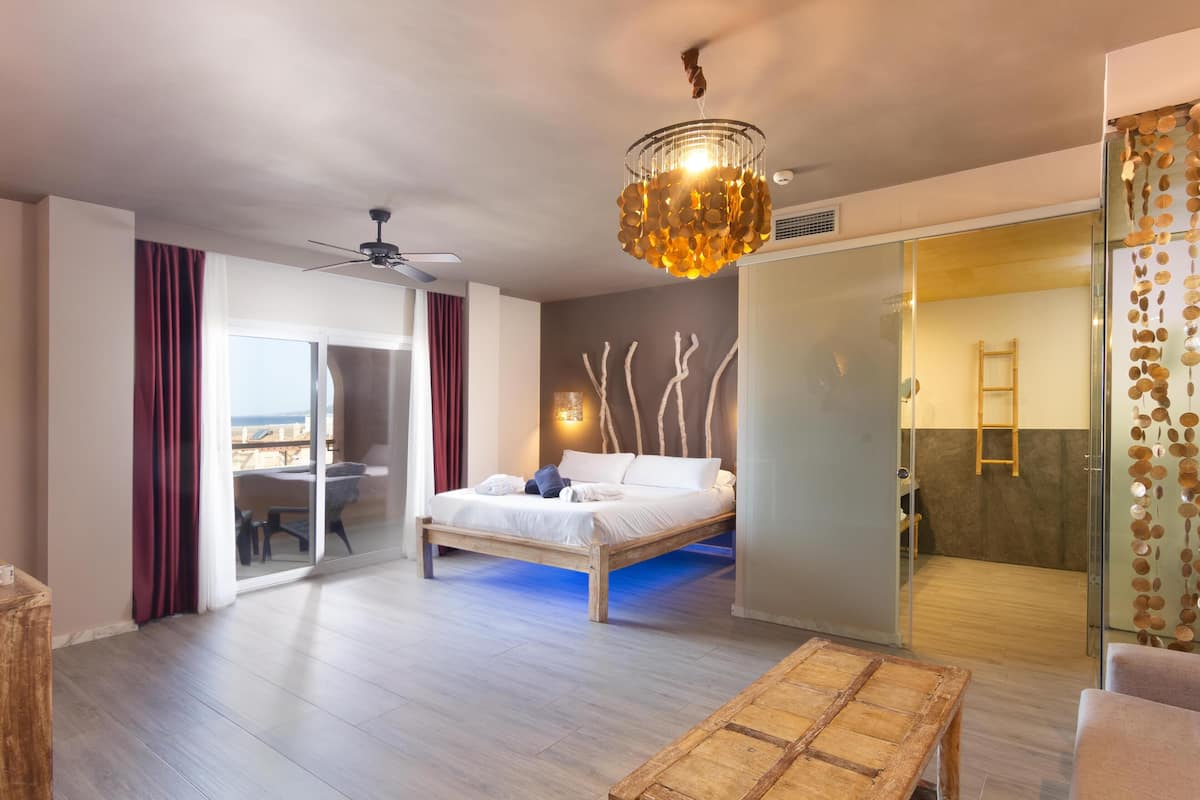 小型套房, 露台, 海景 | 迷你吧、客房内保险箱、办公桌、笔记本电脑工作区