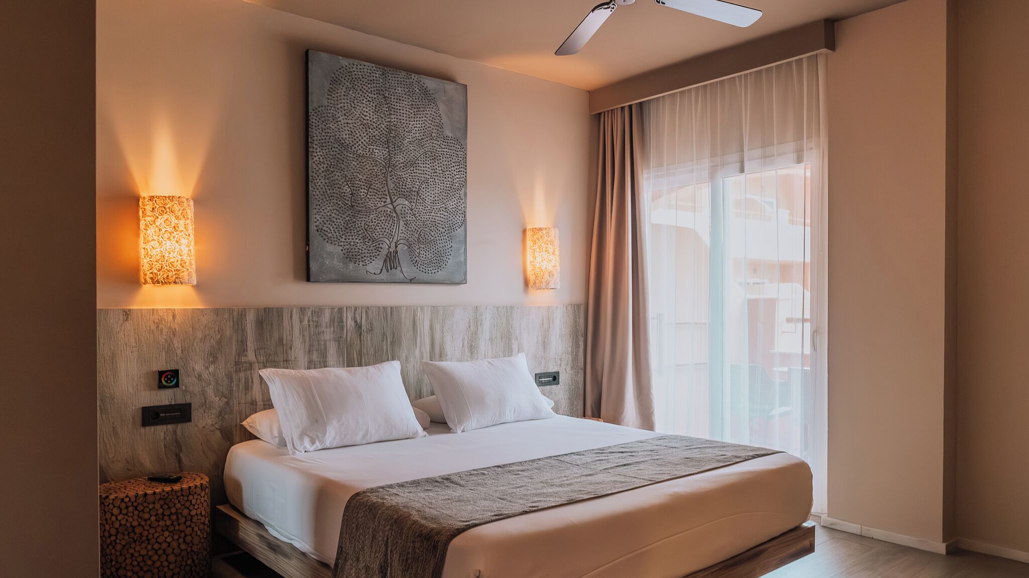 Quarto superior, terraço, vista para a piscina | Frigobar, cofres nos quartos, escrivaninha