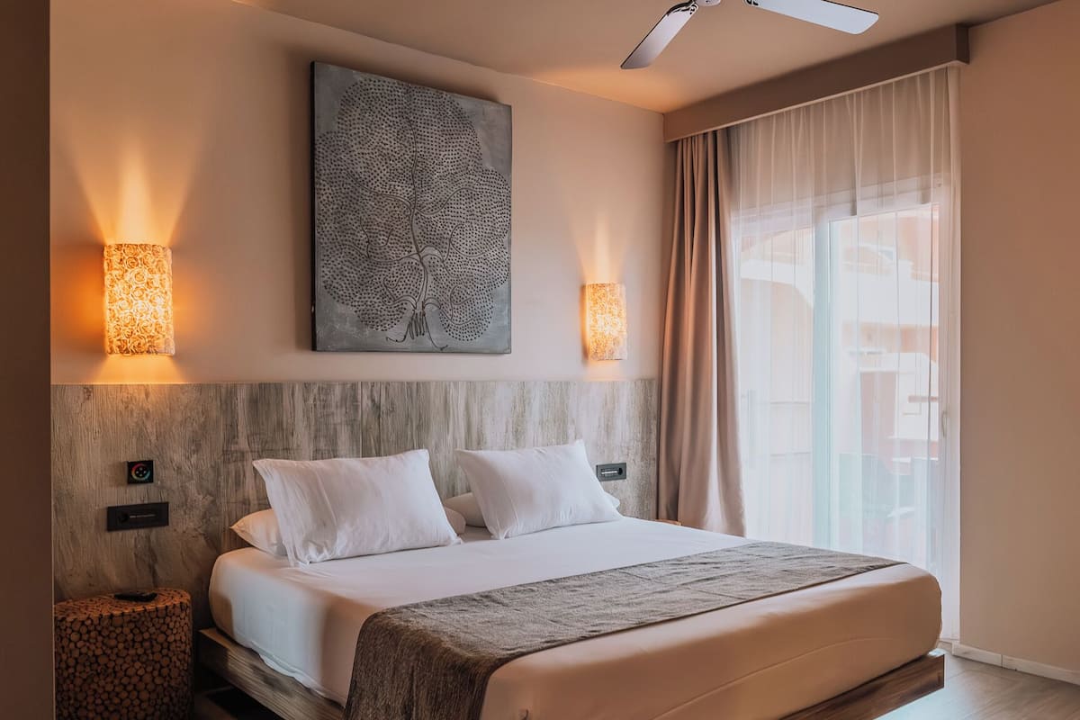 Quarto superior, terraço, vista para a piscina | Frigobar, cofres nos quartos, escrivaninha