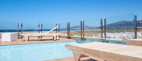 Innenpool, Außenpool (je nach Saison geöffnet), Liegestühle