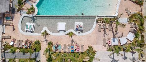 Een binnenzwembad, een seizoensgebonden buitenzwembad en ligstoelen