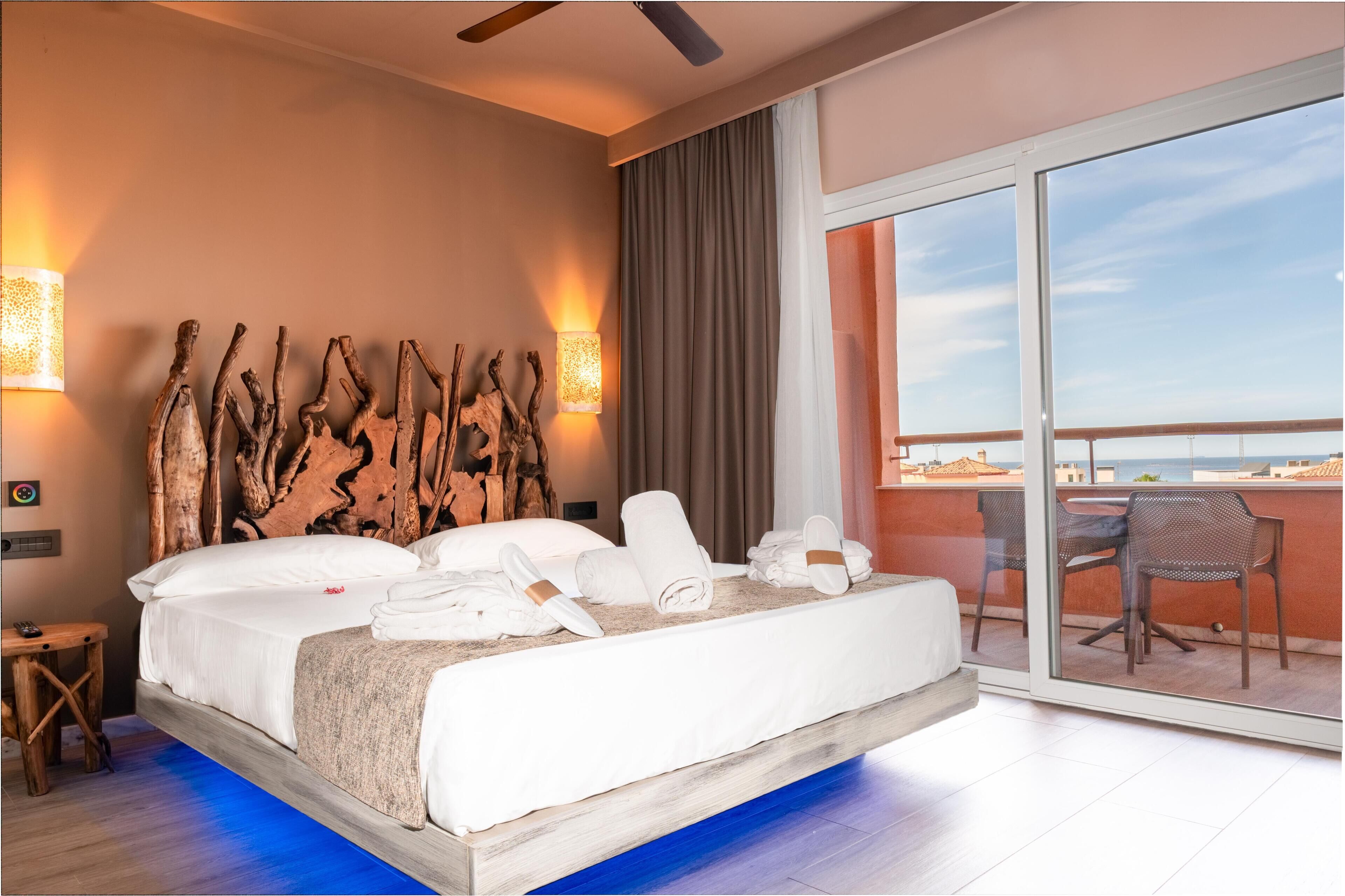 高级房, 露台, 泳池景观 | 迷你吧、客房内保险箱、办公桌、笔记本电脑工作区