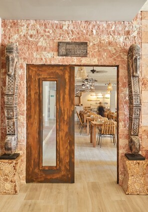 2 ravintolaa, joissa tarjoillaan aamiainen