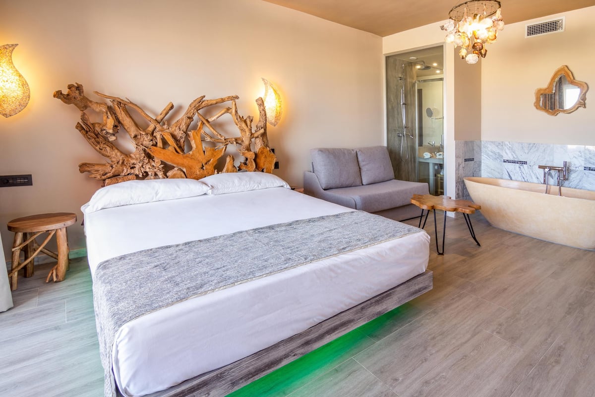 尊荣客房, 露台 | 迷你吧、客房内保险箱、办公桌、笔记本电脑工作区