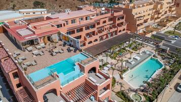 Indoor pool, seasonal outdoor pool, pool loungers