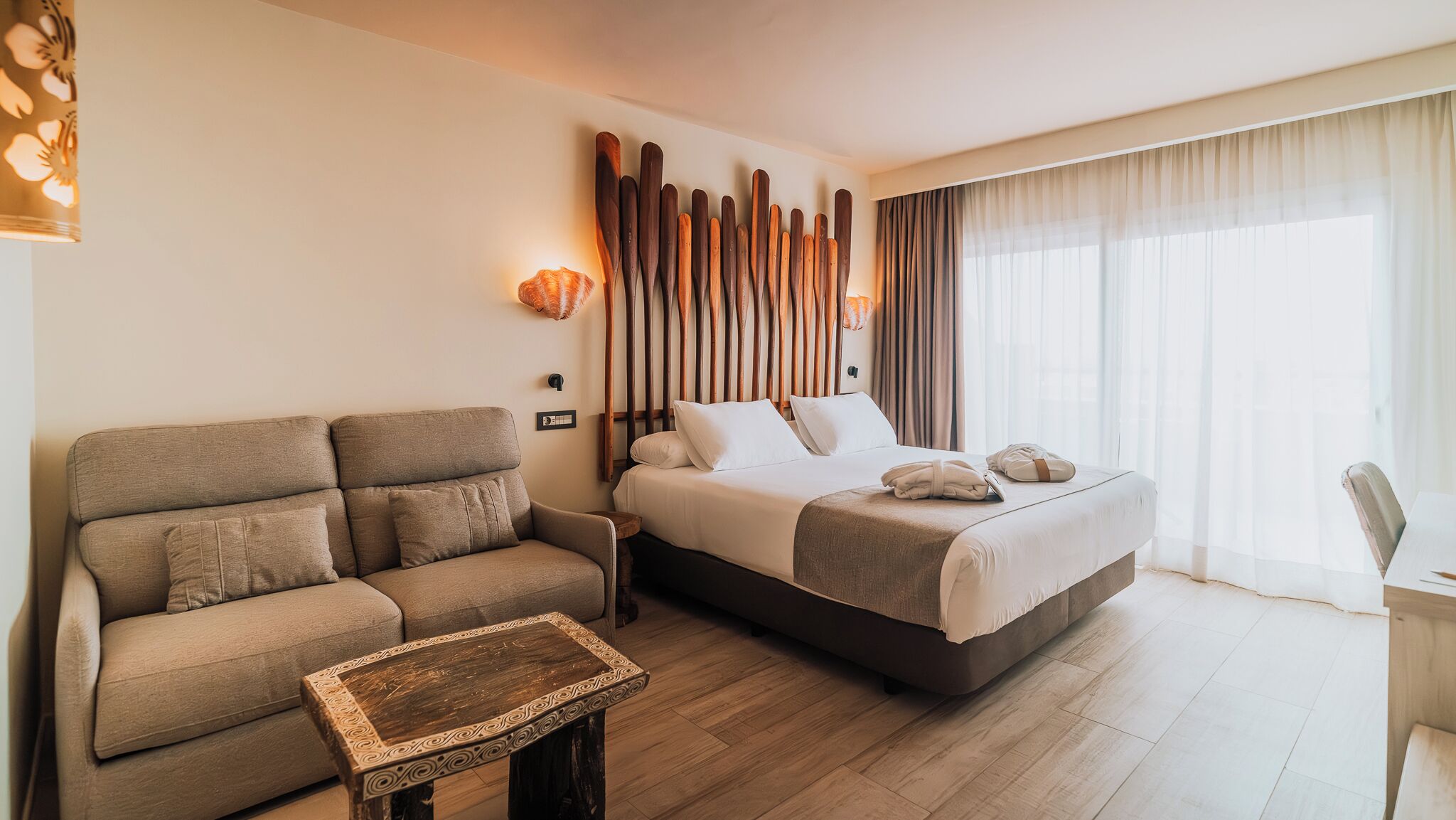 Quarto premium, terraço, vista para o mar | Frigobar, cofres nos quartos, escrivaninha