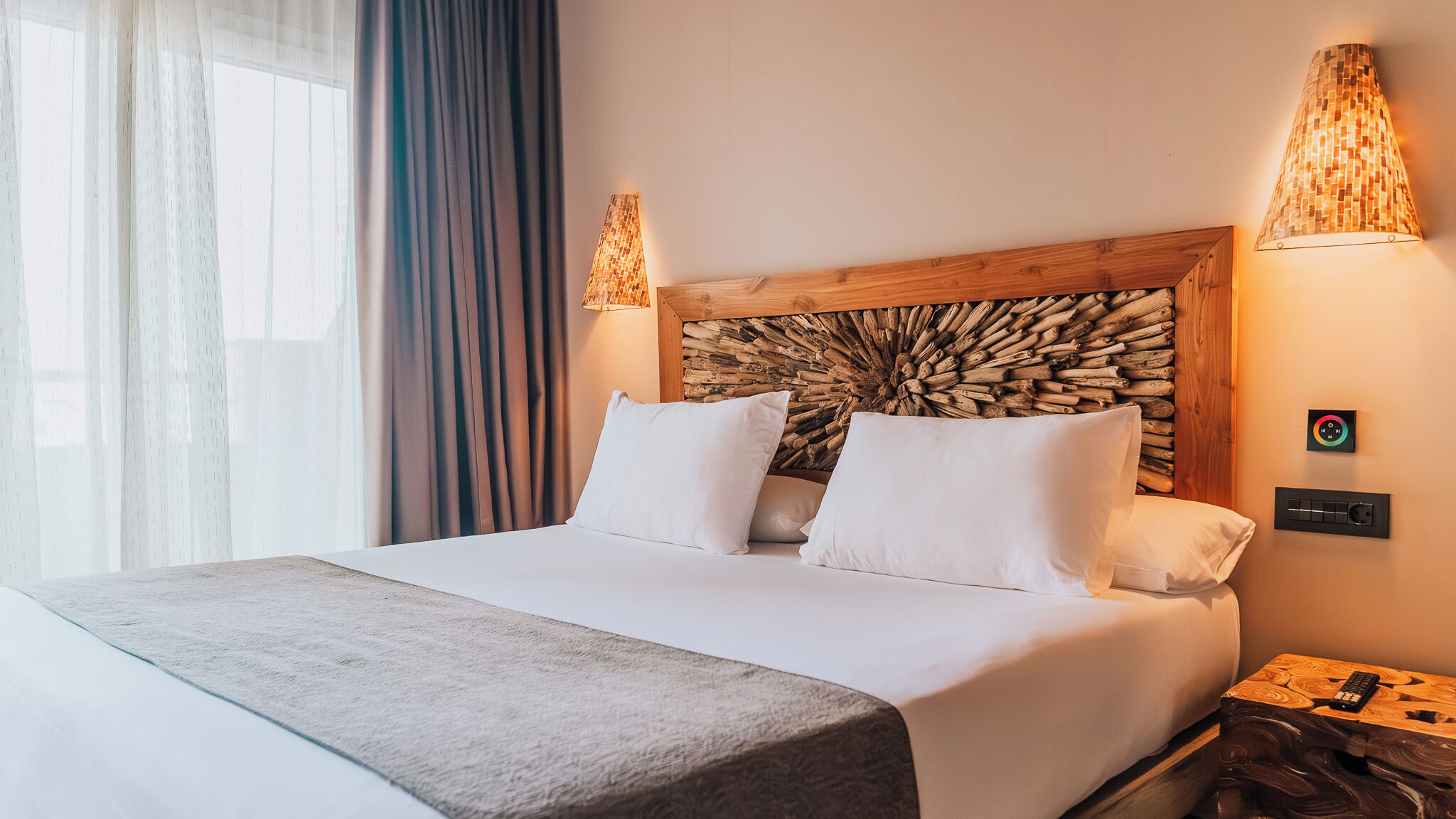 Quarto superior, terraço, vista para o mar | Frigobar, cofres nos quartos, escrivaninha