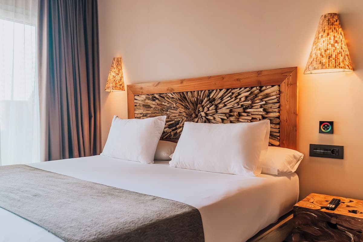 Quarto superior, terraço, vista para o mar | Frigobar, cofres nos quartos, escrivaninha