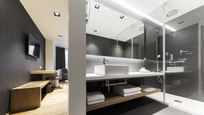Standard Double or Twin Room | Bathroom | Shower, rainfall showerhead, free toiletries, hair dryer - Hotel U Viveiro (Viveiro)