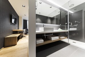 スタンダード ダブルまたはツインルーム | バスルーム | シャワー、レインフォールシャワー、バスアメニティ (無料)、ヘアドライヤー