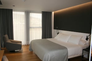 Minibar, in-room safe, blackout drapes, soundproofing - Hotel U Viveiro (Viveiro)