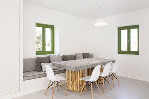 Appartement Duplex, 3 chambres, vue mer, en front de plage (Green House) | Restauration dans la chambre