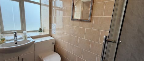 Quarto casal econômico | Banheiro | Chuveiro, produtos de toalete grátis, toalhas de banho, sabonete