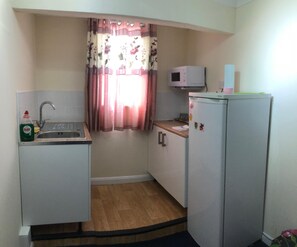 Economy Double Room | Private kitchen | Fridge, microwave, coffee/tea maker - Littlestone Hotel (New Romney)