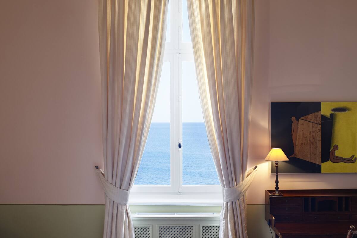deluxe double room, sea view | minibar, in-room safe, individually decorated, individually furnished