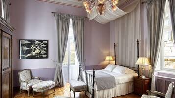 Quarto casal lua de mel, vista para a cidade | Frigobar, cofres nos quartos, individualmente decorados