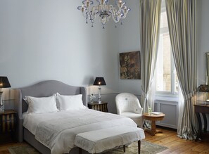 Deluxe-Doppel- oder -Zweibettzimmer, Stadtblick | Minibar, Zimmersafe, individuell dekoriert, individuell eingerichtet