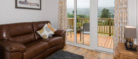 Chalet, 1 chambre (Little lodge (1) - no dogs or pets) | Coin séjour | Télévision à écran plat