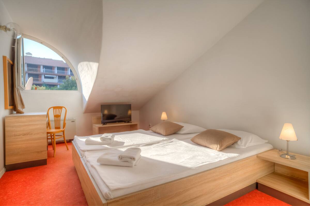In-room safe, soundproofing, free WiFi