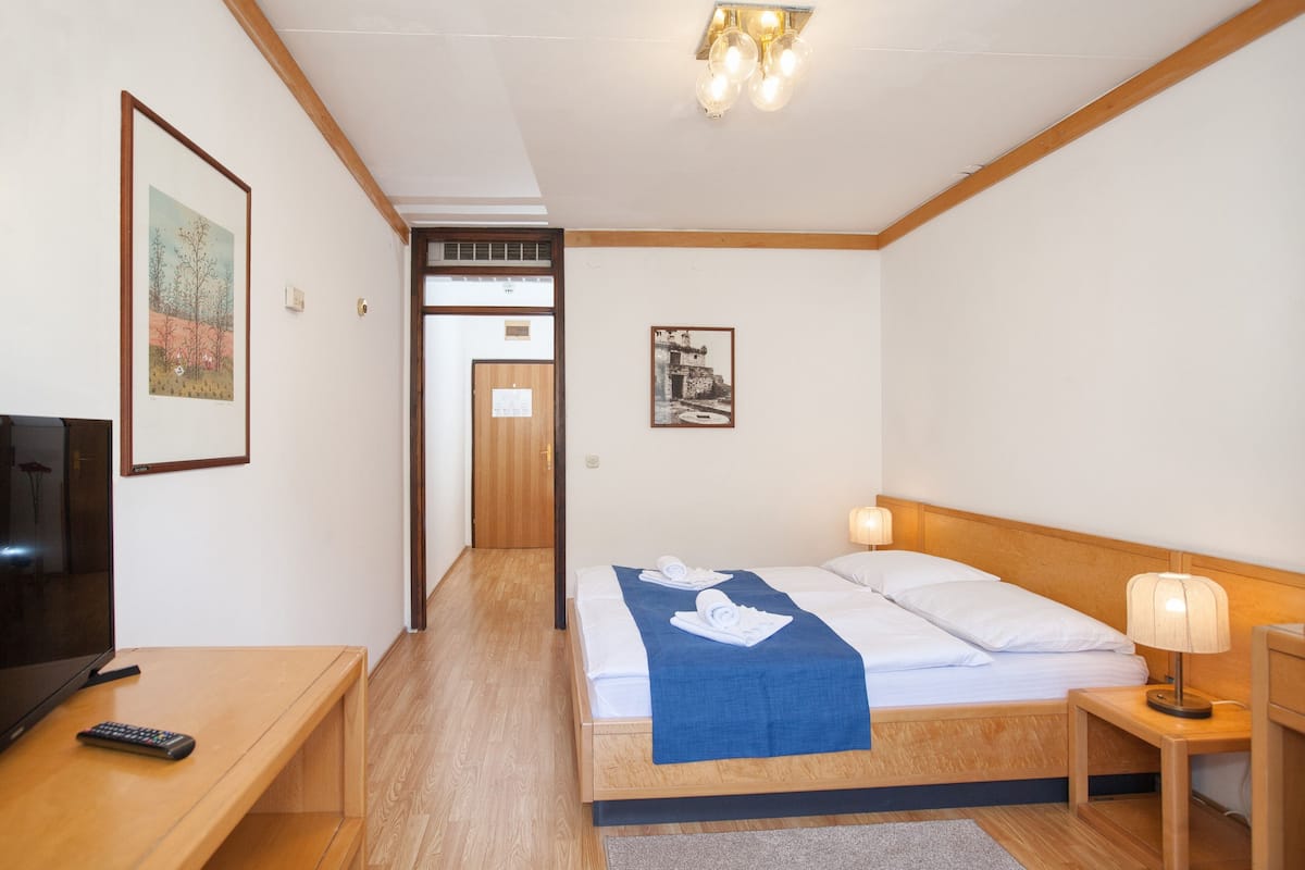 In-room safe, soundproofing, free WiFi
