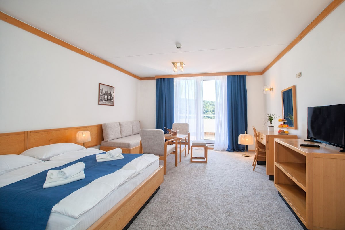 Superior kamer, 1 twee- of 2 eenpersoonsbedden, uitzicht op zee | 1 slaapkamer, een kluis op de kamer, geluiddichte muren, gratis wifi