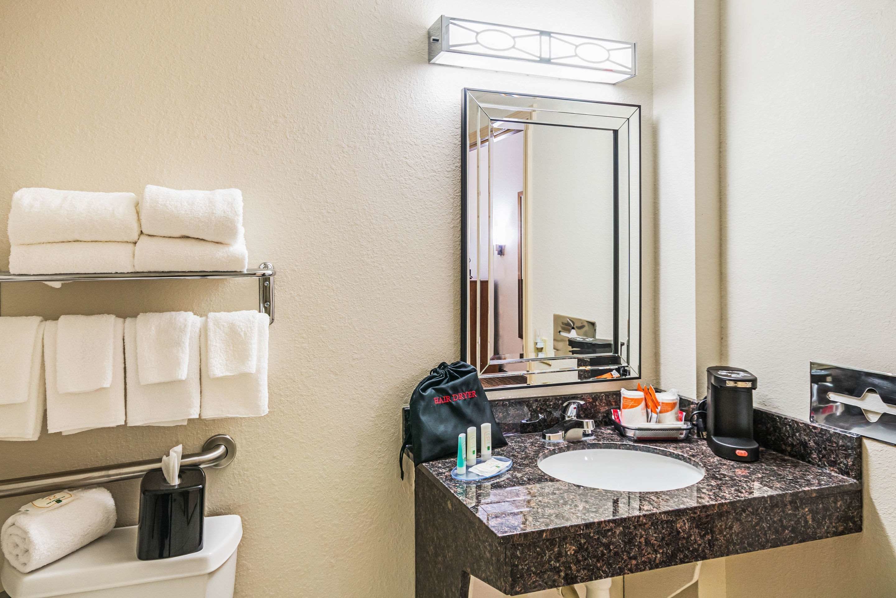 room, 1 king bed, accessible, non smoking | bathroom | free toiletries, hair dryer, towels