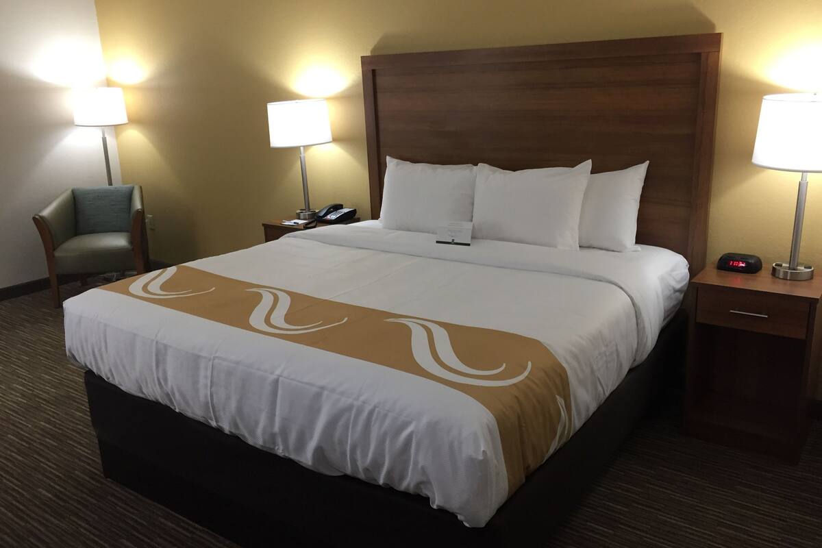 standard room, 1 king bed, non smoking | desk, blackout curtains, soundproofing, iron/ironing board