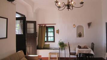 Casa de campo familiar, 3 habitaciones | Sala de estar | Una televisión