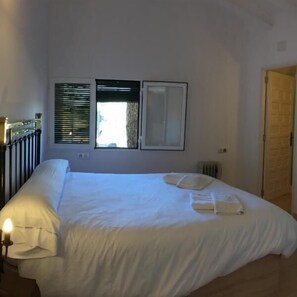 Decoración personalizada, cortinas blackout y sistema de insonorización