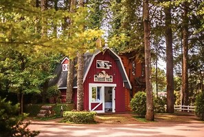 A red barn-style building with a sign reading "The Post". - Canada Lodge (Campos do Jordão)